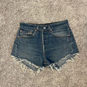 Perfect Vintage Levi’s 501 cutoff shorts fits size 26/27